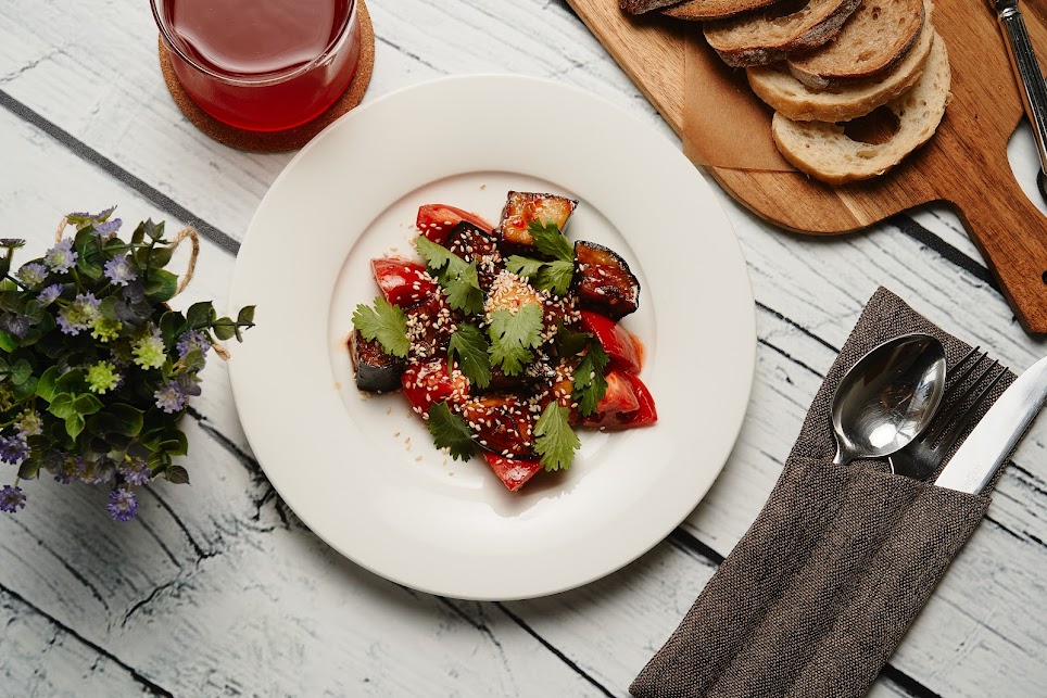 Тёплый салат с баклажаном и сочными томатами - Рыболовная Усадьба Золотые Караси