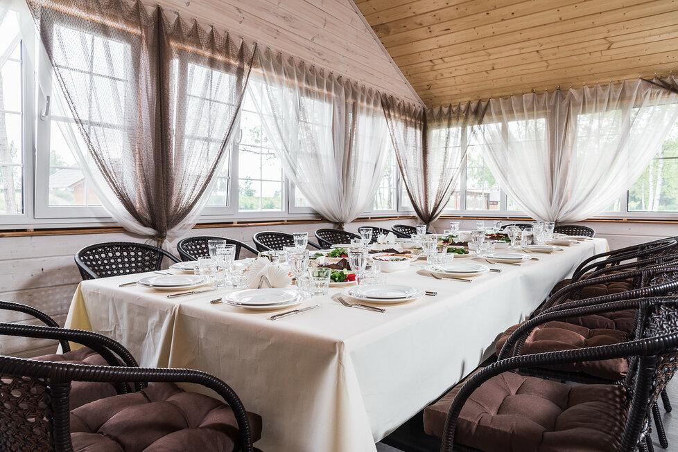 Закрытая беседка для компаний